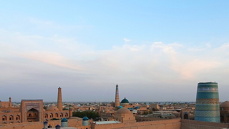 Aussicht über die Dächer von Chiwa in Usbekistan an der alten Seidenstraße