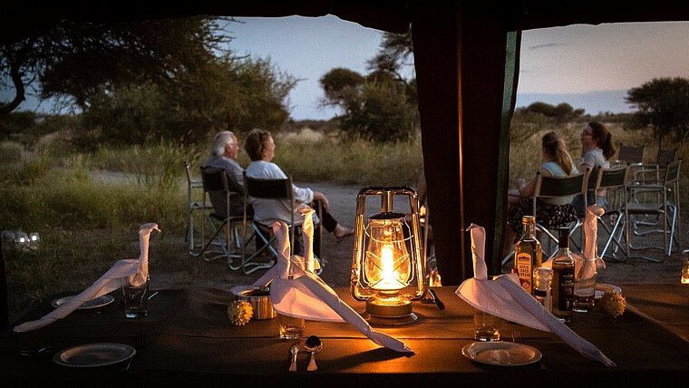 Gedeckter Abendbrottisch in der Wildnis Botswanas