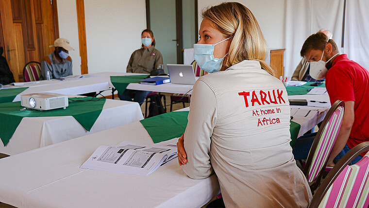 Frau mit Maske bei einer Schulung In Namibia