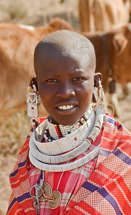 Massaimädchen in traditioneller Bekleidung in Kenia