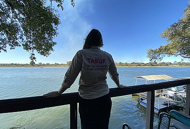 Lena Ziehres blickt auf den Fluss Okavango in Namibia