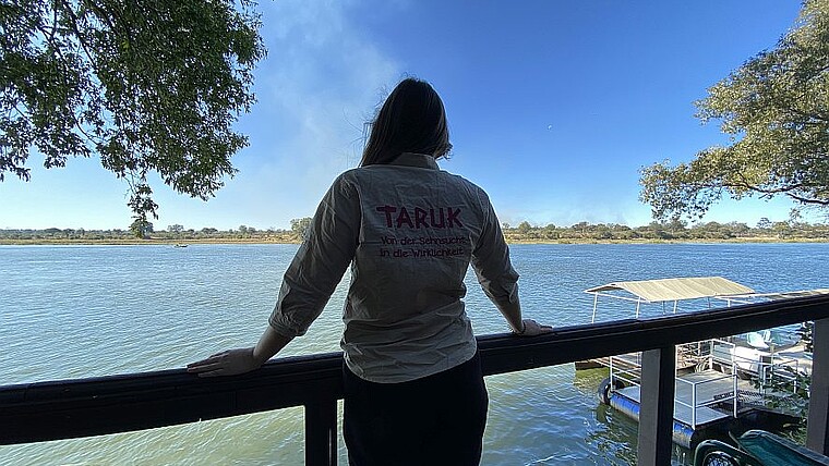 Lena Ziehres blickt auf den Fluss Okavango in Namibia