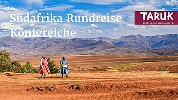 Einheimische Frauen vor weiter Landschaft und Bergen Lesothos in Südafrika