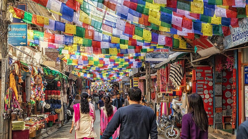 Gebetsfahnen in einer Straße in Kathmandu in Nepal