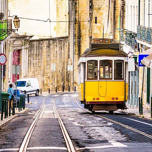 Tram in Lissabon mit Häusern in Portugal.