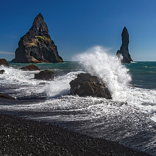 reynisfjara island felsnadeln wellen