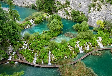 Sicht von oben auf Seen im Nationalpark Plitvicer Seen in Kroatien