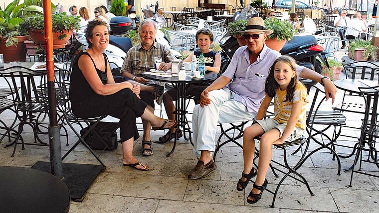 Familie Haape im Restaurant in Sizilien