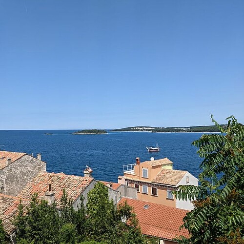 Blick über die Dächer Dubrovniks auf die kroatische Adria
