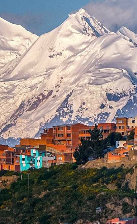 Schneebedeckte Anden Gipfel über La Paz in Bolivien