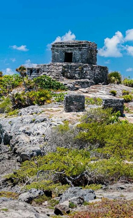 Felsen am Küstenrand mit Blick auf den Ozean in Mexiko