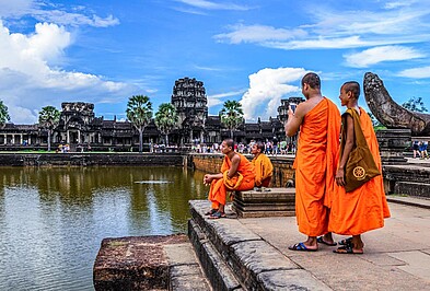 Buddhistische Mönche in Agkor Wat bei Siem Reap in Kambodscha auf der Reise Frangipani