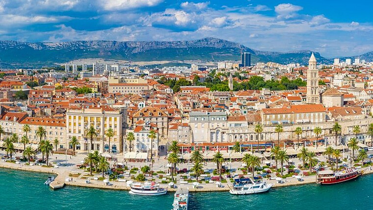 Blick auf Altstadt von Split in Kroatien mit Uferpromenade und Booten