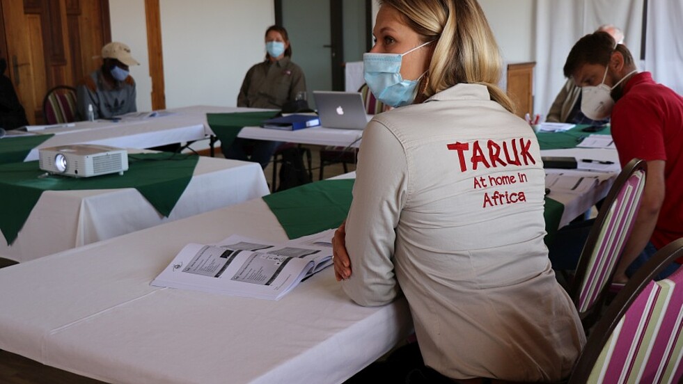 Frau mit Maske bei TARUK Corona Schulung in Namibia