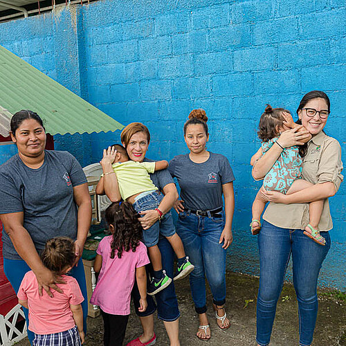 Gruppe Frauen mit Kindern in Hilfsprojekt in Costa Rica