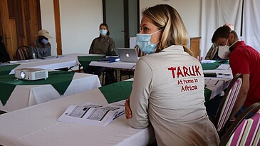 Frau mit Maske bei einer Schulung zum Corona Virus in Namibia