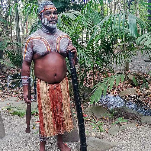 Aboriginie in traditioneller Kleidung in Australien