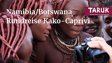 Himba Frauen mit traditionellem Schmuck und Ketten in Namibia