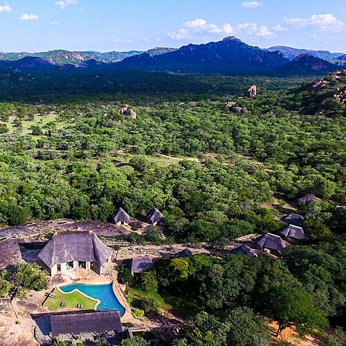 Im matobo nationalpark mit-lodge panorama bei simbabwe reise