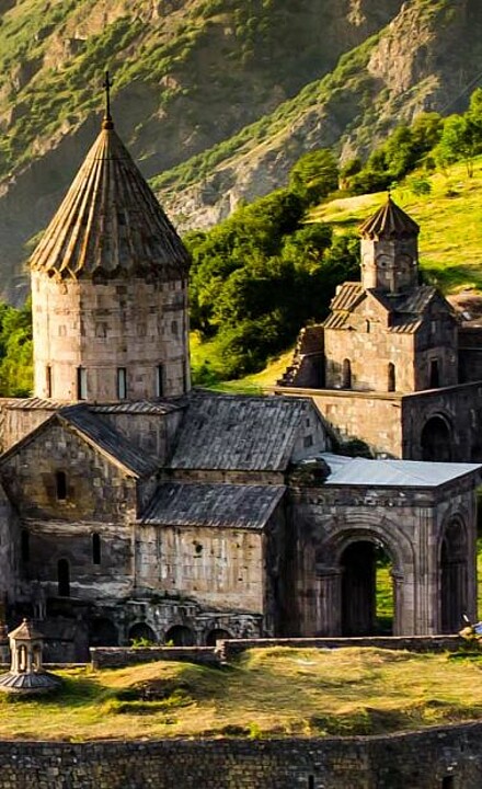 Eilean Donan Schloss in den Bergen am Wasser in Armenien