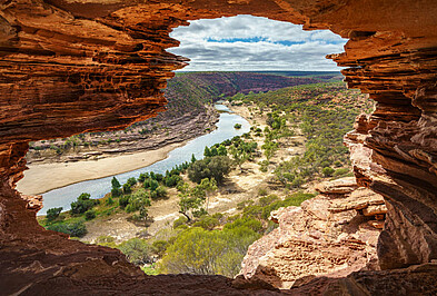 Steinformation mit Blick auf ein Tal und Fluss in Westaustralien