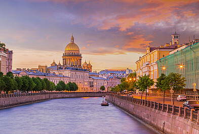 Blick auf die St. Isaac Kathedrale und den Moyka-Fluss in St. Petersburg in Russland