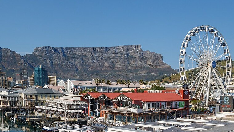 Victoria & Alfred Waterfront mit Tafelberg in Kapstadt, Südafrika