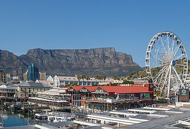 Victoria & Alfred Waterfront mit Tafelberg in Kapstadt, Südafrika