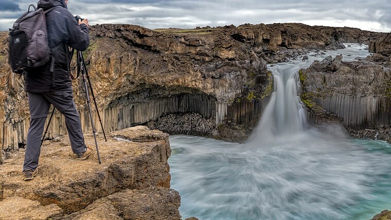 Michael Voss fotografiert an Wasserfall in Island