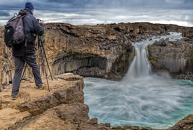 Michael Voss fotografiert an Wasserfall in Island