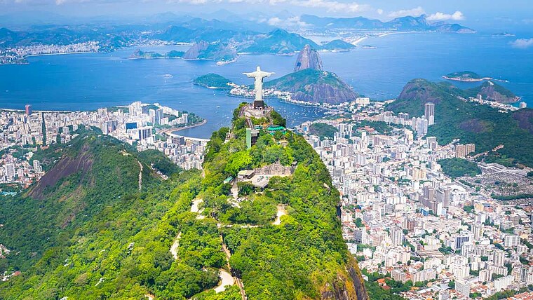 Blick auf Rio de Janeiro und die Jesus Statue in Brasilien