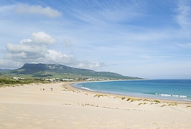 Strand und Meer an der Playa de Bolonia in Andalusien Spanien