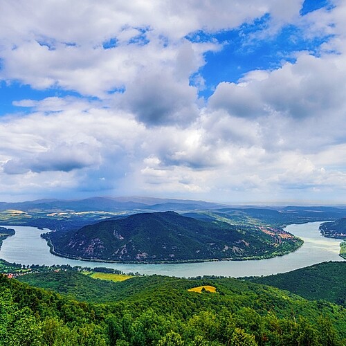 Donauschleife in Ungarn mit grünen Wäldern.