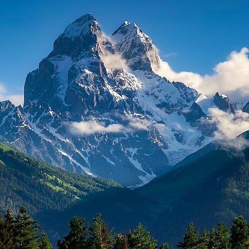 Berg Kasbek Schnee Ushba Wandern in Gerorgien.