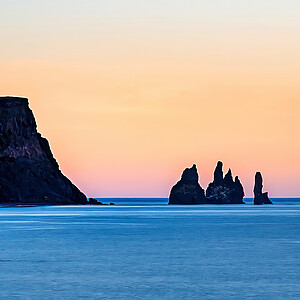 Reynisfjara Island Abendlicht Felsnadeln 