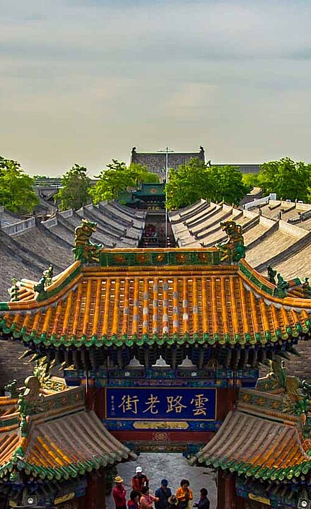 Dächer um das Tor zur Stadtmauer in der Altstadt von Pingyao auf China-Reise