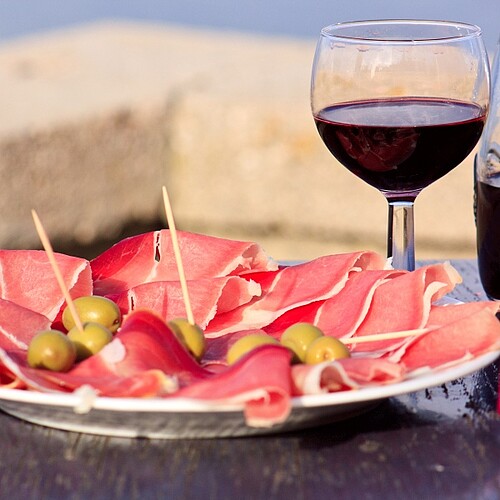 Schinken und Wein auf einer Kroatien Reise