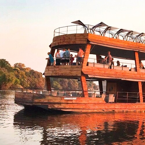Mehrstöckiges Boot auf dem Chobe Fluss in Botswana