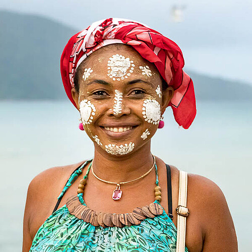 Frau mit traditioneller Gesichtsbemalung in Madagaskar