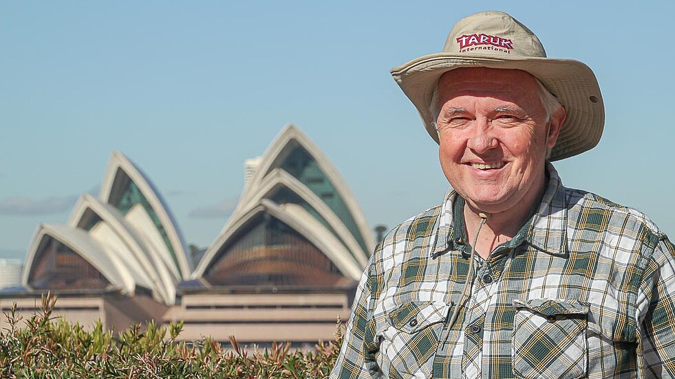 Mann vor dem Sydney Opera House in Australien