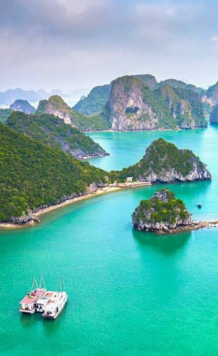 Panoramablick auf die Halong Bucht mit türkisfarbenen Wasser in Vietnam