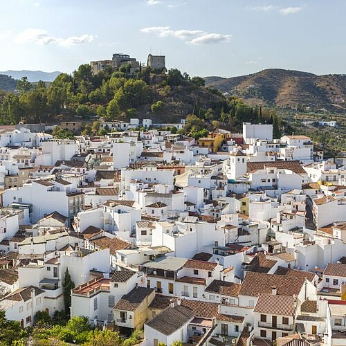 Weiß gekalkte Häuser in Bergdorf Pueblo Blanco in Andalusien Spanien