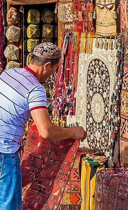 Teppich Verkäufer am Straßenrand auf einem Basar in Bukhara in Usbekistan