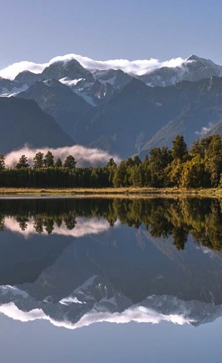 Panoramablick auf den Matheson See am Fuße des Waldes und der Berge in Neuseeland