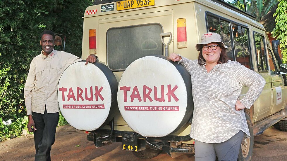 Taruk Reiseleiter in Uganda vor Geländewagen