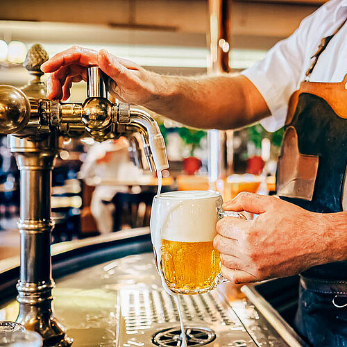 Bier wird gezapft in einer Bar in Tschechien
