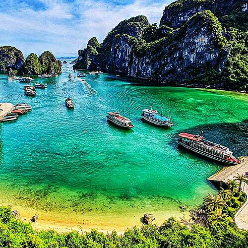 Schiffe in der Halong Bucht in Vietnam