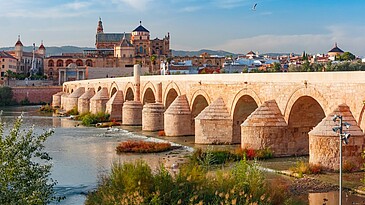 Mezquita mit Brücke und Fluss in Andalusien in Spanien