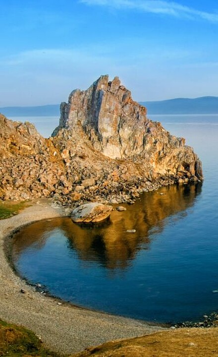 Panoramablick über die Schamanenfelsen an der Küste Russlands