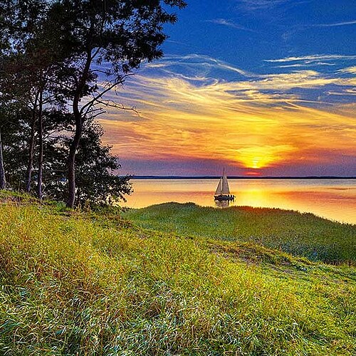 Sonnenuntergang mit Segelschiff in den Masuren in Polen
